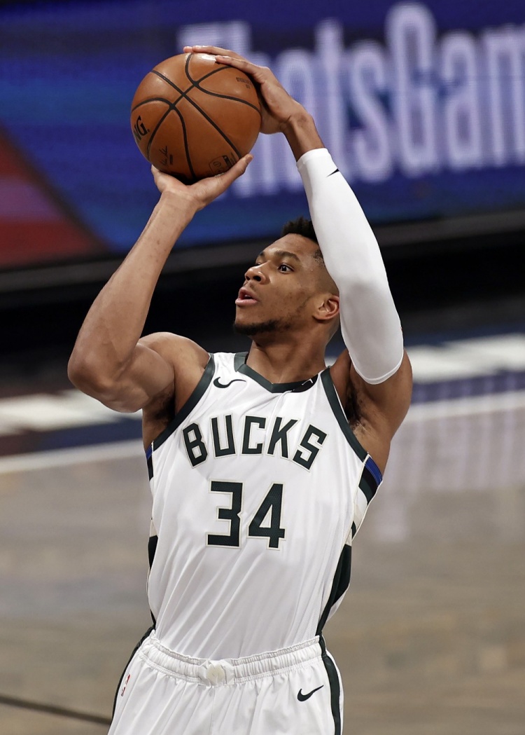 满是惊喜！拉菲尼亚生日当天，妻子给他送了一辆房车（生日惊喜连连：拉菲尼亚获妻子赠送房车）