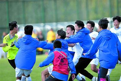 为确保其不在世预赛附加赛中停赛，恰尔汗奥卢不会出战西班牙（为避免在世预赛附加赛遭停赛，恰尔汗奥卢将缺席对阵西班牙的一战）