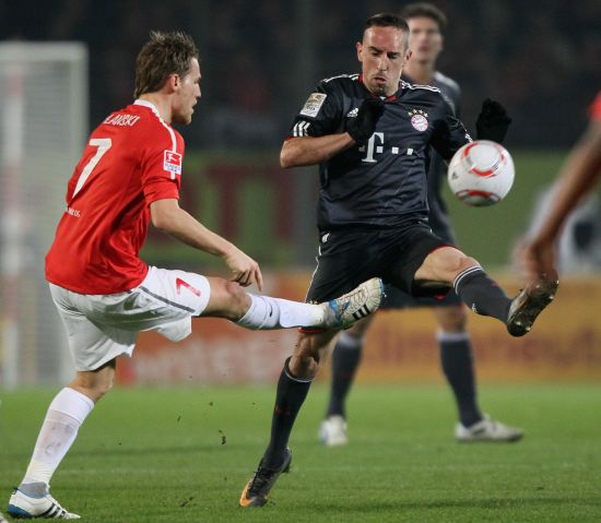 世体：后场伤病多，弗里克本赛季18场比赛使用了11种后防组合（世体：后防伤病潮来袭，弗里克本季18战尝试11套后防搭配）