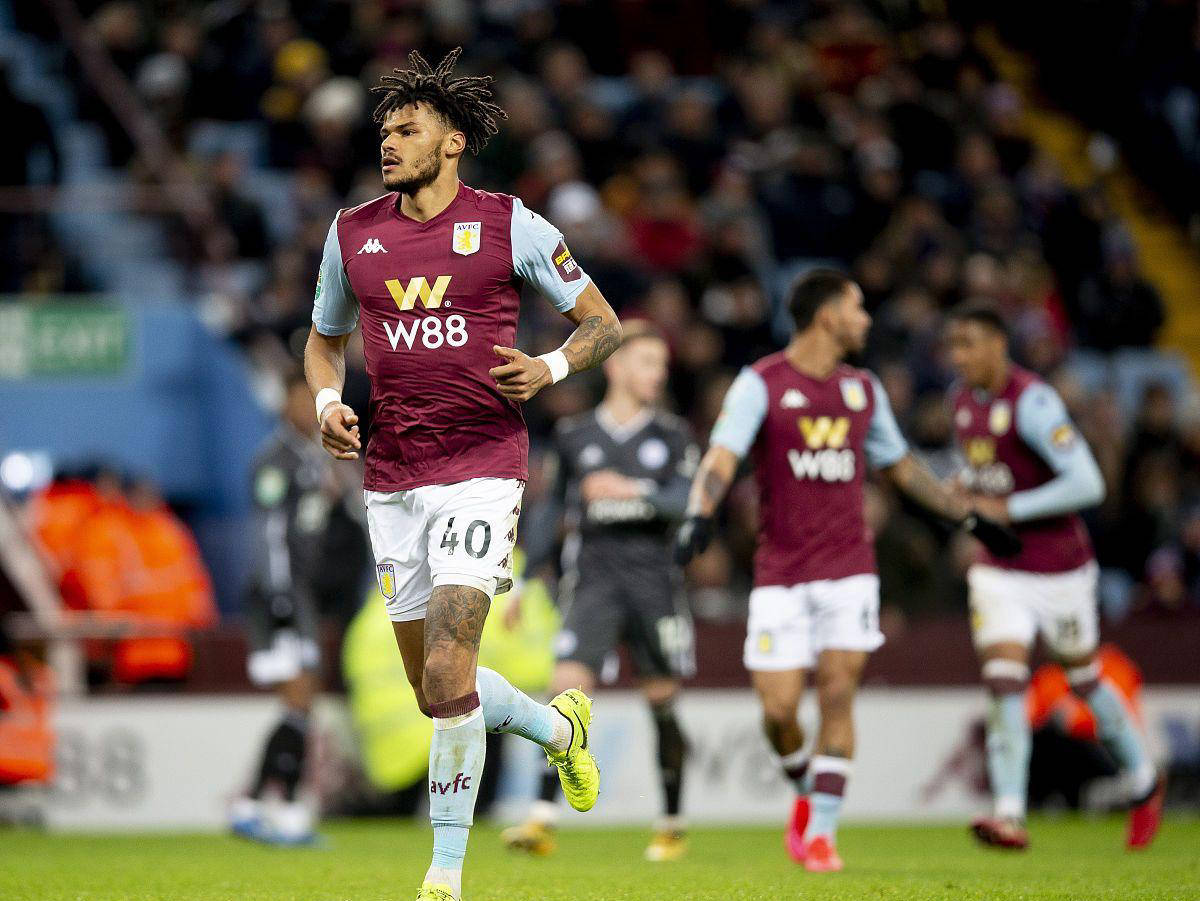 赛前梅州球迷晒多幅Tifo，致敬投资人魏晋平与梅州全体队员（梅州球迷赛前展示多幅Tifo，向投资人魏晋平及全队致敬）