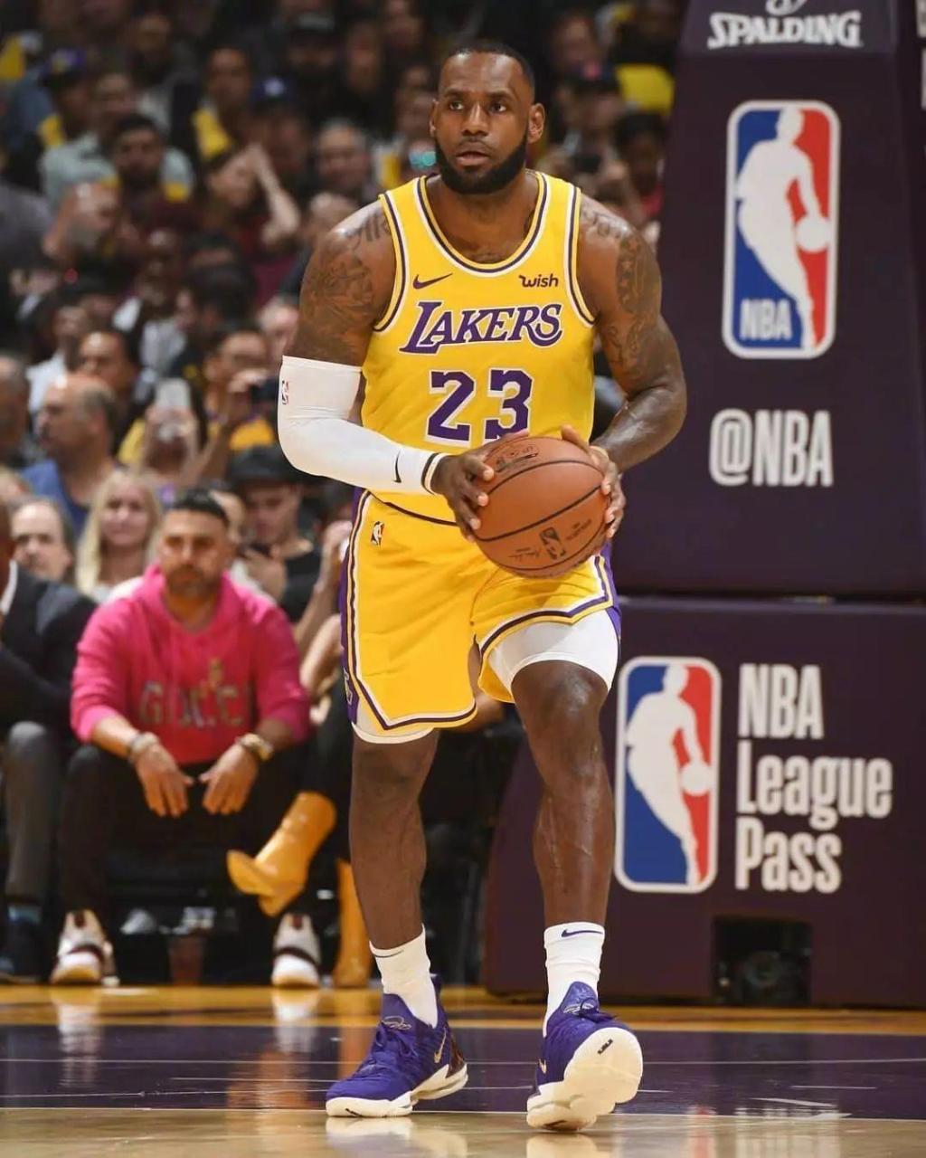 亚马尔：不会去想我是西班牙足球的新旗帜；目前没感到过压力（亚马尔：不认为自己是西班牙足坛新旗手，当下并无压力）