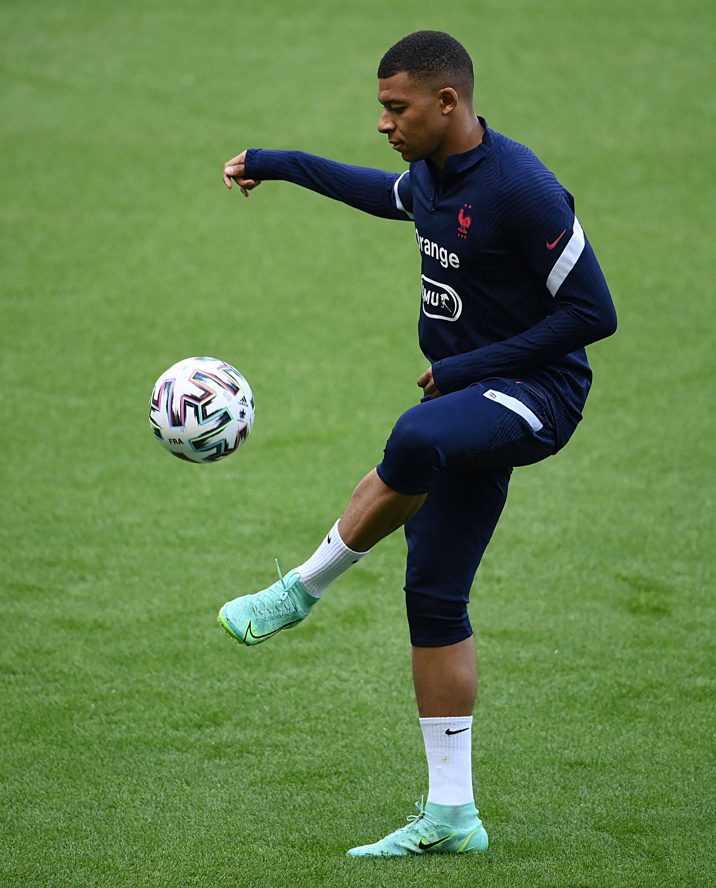 骄傲容易滋生狭隘，亚冠是为国出战，所以这个时候还...（自满易生狭隘，亚冠为国而战，此刻更应…）