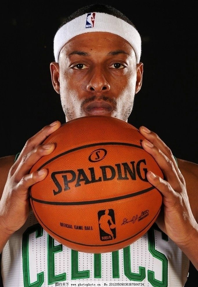 内马尔在桑托斯关键比赛中上演帽子戏法，助球队保级成功，展现坚韧与决心。（内马尔关键战戴帽护航桑托斯保级，尽显坚韧与决心）