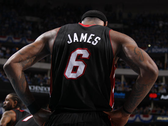 埃奇库姆成76人队史最年轻得分20+助攻5+且0失误球员（埃奇库姆创队史纪录，成为76人最年轻完成20+分、5+助攻且零失误的球员）