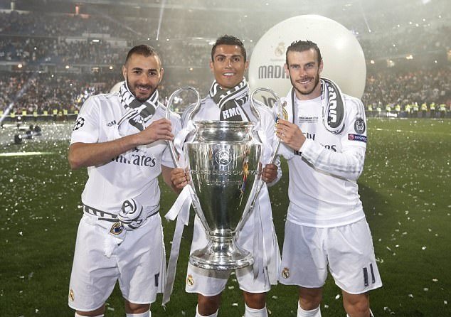 熟悉么？图片报：慕尼黑1860极端球迷在拜仁训练场涂鸦（图片报：1860慕尼黑极端球迷在拜仁训练基地喷涂涂鸦）