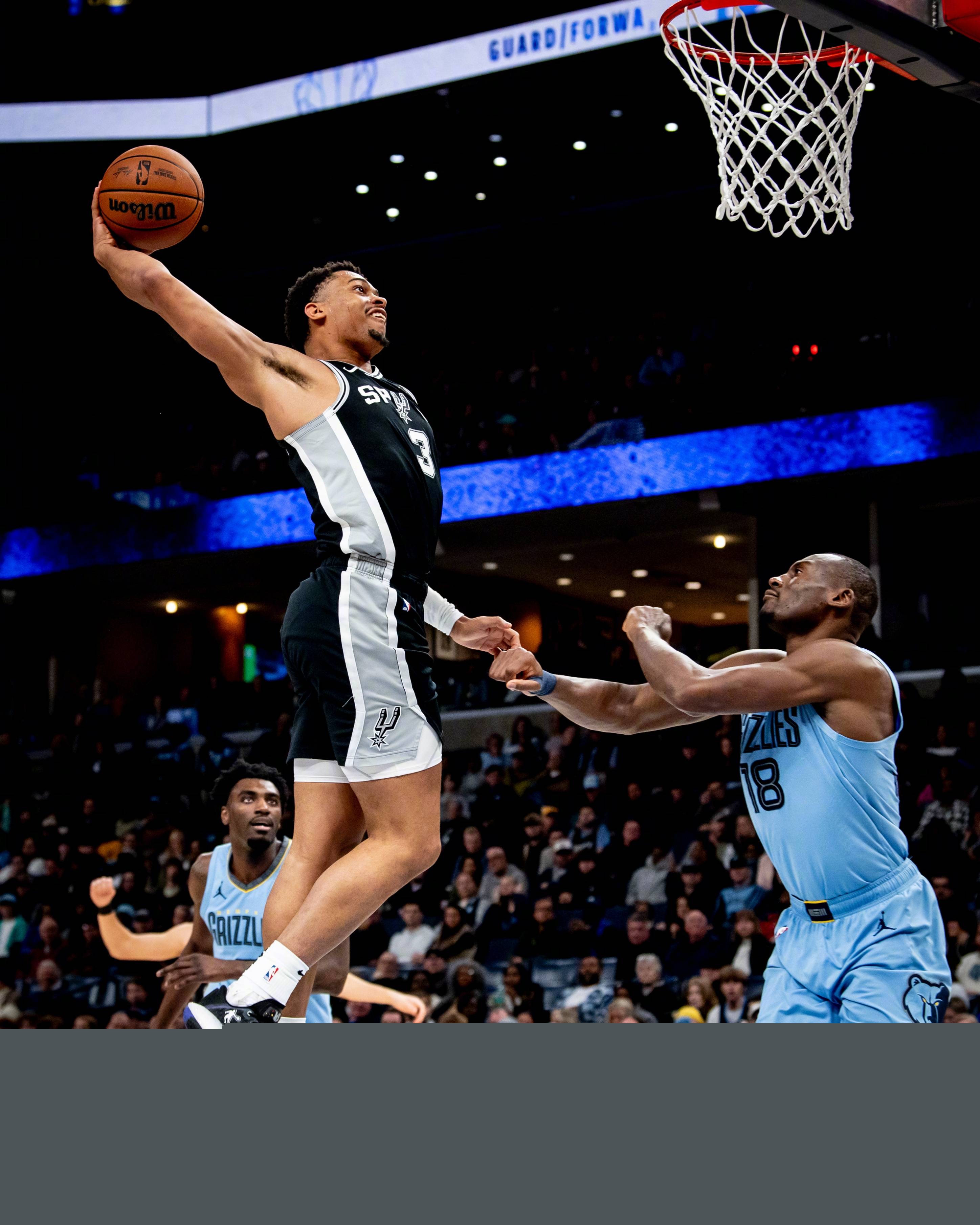 情绪失控！爱德华兹不满判罚连续吃T遭驱逐 指着三位裁判大骂仍不解气！（怒火失控！爱德华兹因不满判罚连吞技犯遭驱逐，指着三裁判狂喷仍难消气）