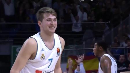 火箭队阿门被指难胜任控卫，改打中锋或成出路（阿门在火箭控卫难以施展，转型中锋或迎突破）