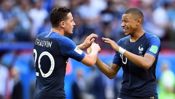 曼联4-1击败狼队，升至英超第六；米兰3-2战胜都灵，登顶积分榜。（曼联4-1胜狼队升至英超第六，米兰3-2力克都灵登上榜首）