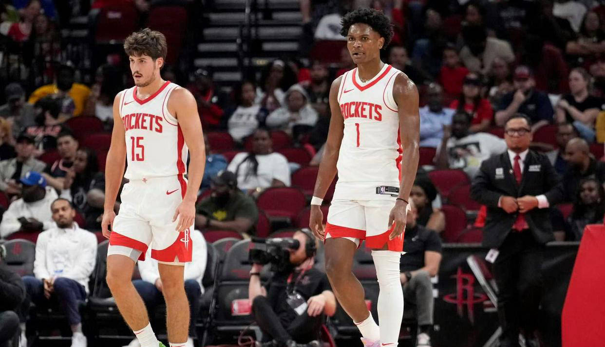 拉普拉塔大学生抗议阿足协新规，背身列队迎接联赛冠军罗萨里奥（不满阿足协新规，拉普拉塔大学生背对列队致意联赛冠军罗萨里奥）