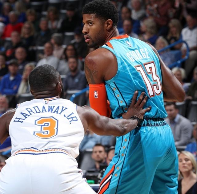 詹姆斯篮板抢断关键时刻锁定胜局（詹姆斯关键篮板与抢断终结悬念）