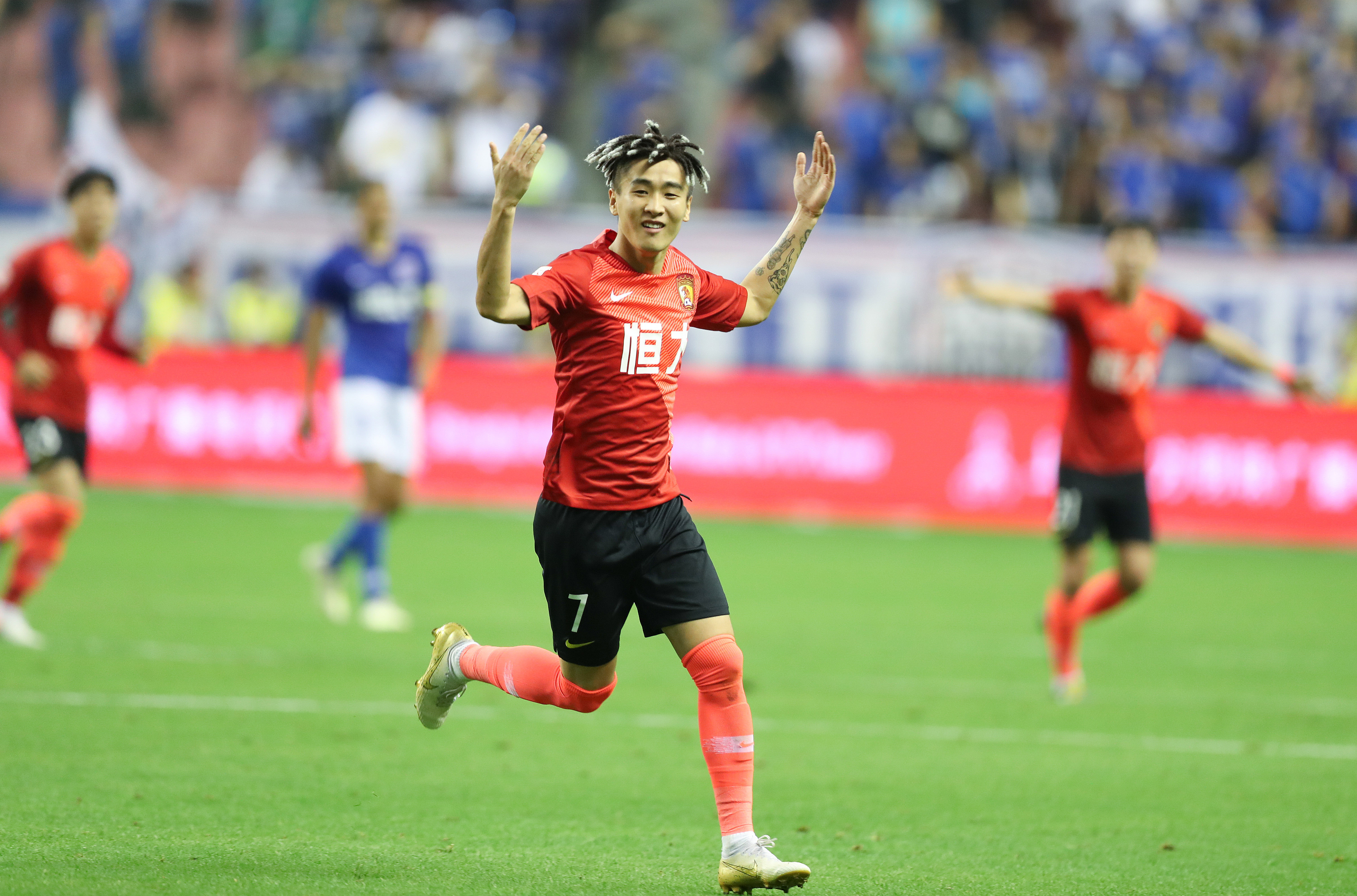 C罗和梅西的真实关系，刷新了球迷的认知（C罗与梅西的关系真相，颠覆球迷想象）