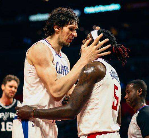 文班：我们的目标是直接进季后赛，但现在可以向更高排名冲击（文班：原本目标直通季后赛，如今剑指更高排名）