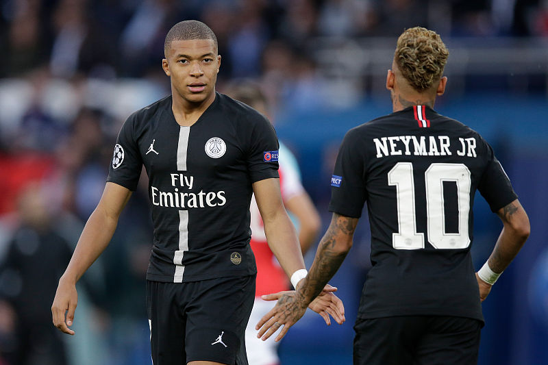 李帅与海港球迷同庆：尊敬的四星球迷，冠军是我们一起拿到的（李帅携海港球迷同欢：向四星拥趸致敬，冠军由我们共同捧起）