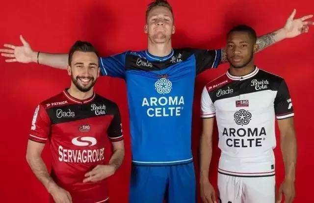 意乙巴里队客场0-5惨败，在返程航班上球迷与球员发生冲突（意乙巴里客场0比5大败，返程航班上球迷与球员爆发冲突）