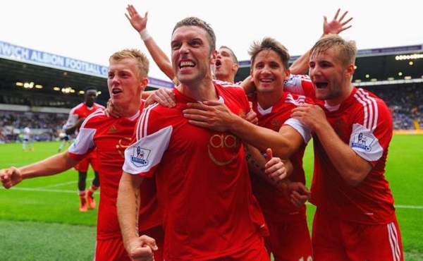 塞维球迷不满球队表现，向球场投掷杂物导致德比战暂停18分钟（塞维利亚球迷不满球队表现向场内掷物，德比战被迫中断18分钟）