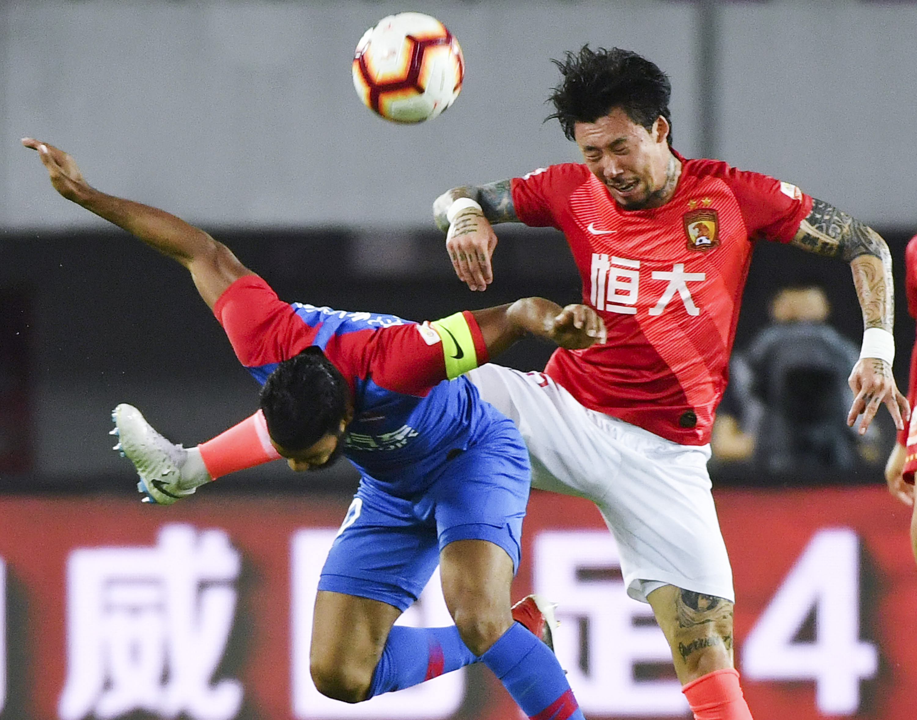 朱婷再现防守得分！13分助科内世俱杯开门红，球馆简陋被球迷吐槽（朱婷防守再立功！轰下13分助科内世俱杯旗开得胜，简陋球馆遭球迷吐槽）