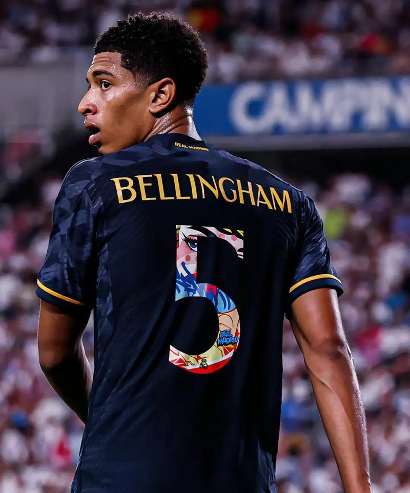 今年上海双雄争冠战启用外籍裁判，去年的主裁为傅明、李海新（今年上海双雄争冠对决将由外籍裁判执法，去年主哨为傅明、李海新）